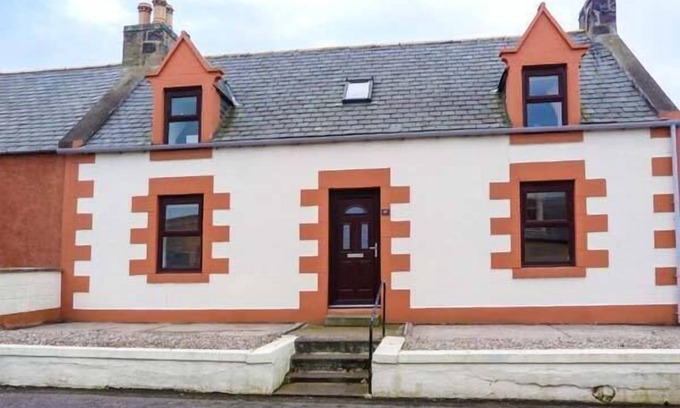 Portknockie Cottage | Grace Cottage: Family-Friendly Haven with Ocean Views
