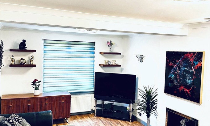 Aberdeen House | Grace Court: Relaxing 3 Bedroom Retreat with Spa and Hot Tub