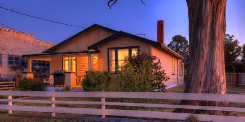 Smithton House | Grace's Spa Cottage: Pet-Friendly Retreat with Hot Tub