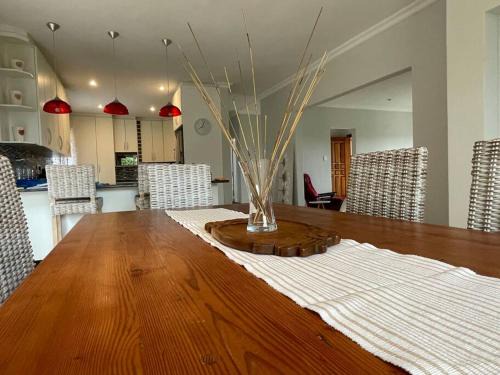 Grahamstown House | Graceful Getaway: Pet-Friendly Retreat with 10/10 Rating