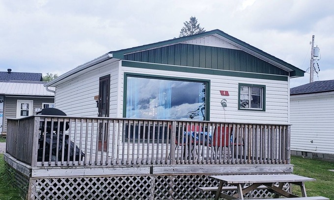 Lavigne Cottage | Charming Graceland Cottages Flamingo #4: Lakefront Retreat