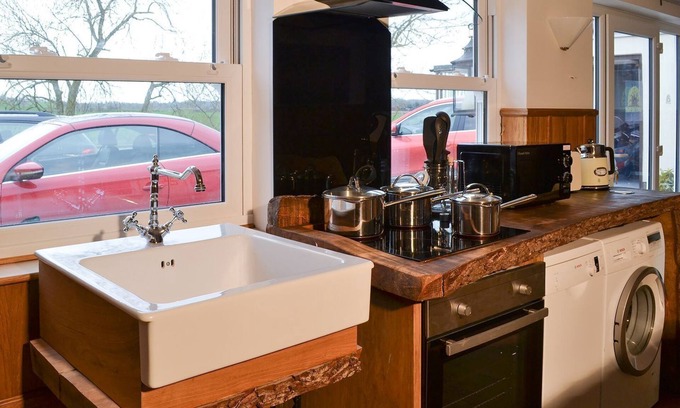 Hurworth-on-Tees Cottage | Romantic Grace’s Retreat: Perfect Countryside Getaway