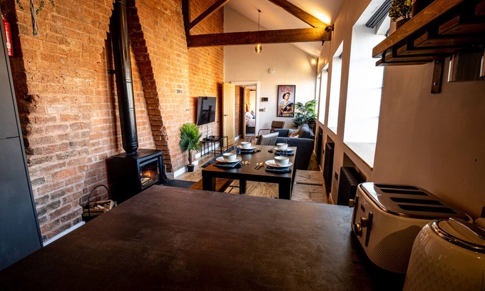 Birmingham City Centre House | Chic Industrial 3BR Mews House with Cozy Fireplace & Spa