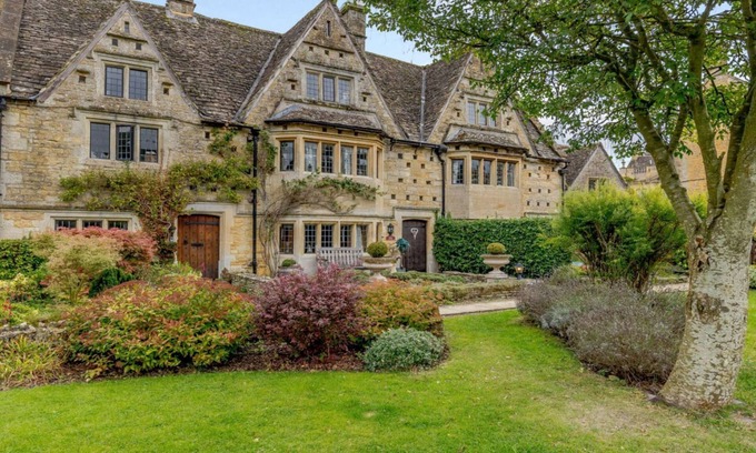 Bourton Cottage | Grade II* Listed Middle Gable: Family-Friendly Retreat