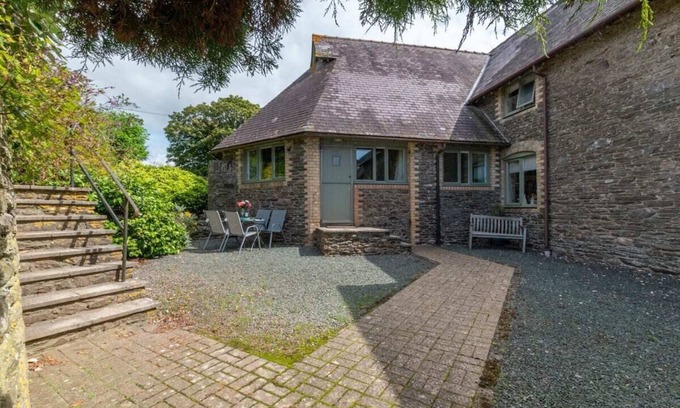 Noss Mayo House | Discover The Old Engine House: Pet-Friendly Oceanfront Retreat