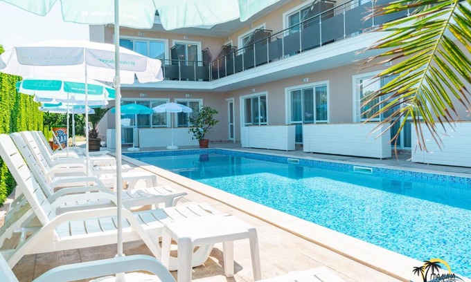 Chernomorets Apartment | Experience Gradina Holiday: Oceanfront Bliss with Pool