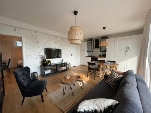 Mechelinki Apartment | Oceanfront Grafit: Family-Friendly Retreat with Great Ratings