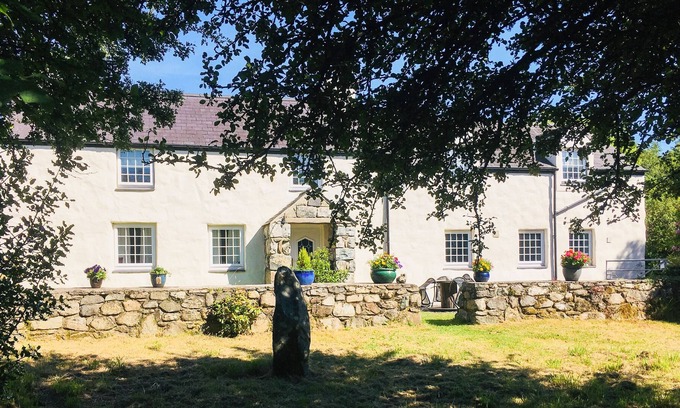 Groeslon Cottage | GRAFOG FARM COTTAGE: Pet-Friendly Retreat with Open Fire
