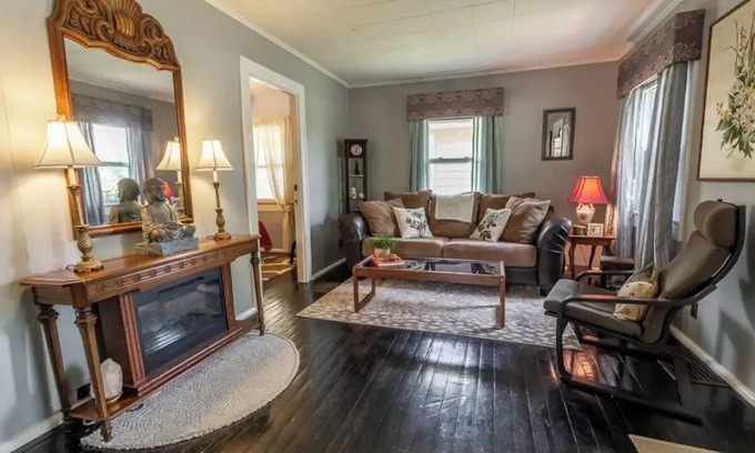 Indianapolis House | Graham and Kay's UIndy Cottage. 3 bedrooms, 10 min from downtown.