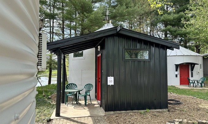 Orange Prairie Cottage | Comfortable Grain Bin Cottage 10 with Family-Friendly Amenities
