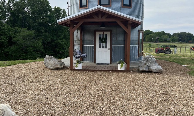 Red Boiling Springs Cottage | Top-Rated Grain Bin Farmhouse with Ocean View Loft