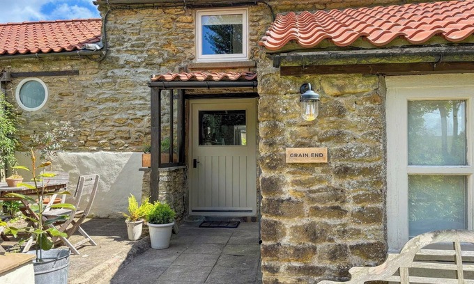 Potter Brompton Cottage | Idyllic Grain End Cottage with Large Gardens & Pet-Friendly Stay