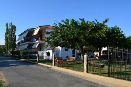 Paradhisos Apartment | Ocean View Gramatiki House: 9/10 Guest Rated Haven