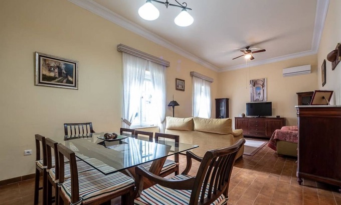Cadiz Apartment | Convenient Gran Apartamento Avenida 57 with Spa & Breakfast