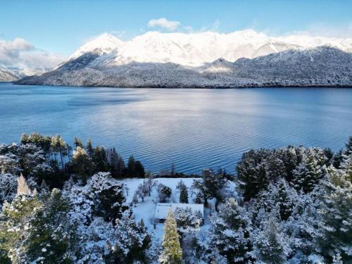 Villa Arelauquen House | Exceptional Gran Casa with Lake Views and Child-Friendly Perks