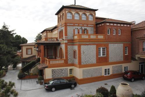 Colmenar Viejo House | Cozy Gran Hostal El Chiscón: Pet-Friendly & Family Approved