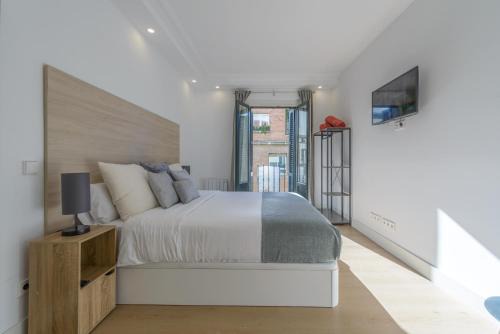 Chueca Apartment | Gran Via: 2BR Retreat with Elevator & Family-Friendly Perks