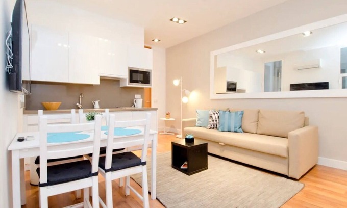 Sol Apartment | Stylish Gran Via Retreat in Vibrant Madrid - 10/10 Rated