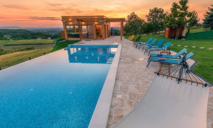 Sveti Juraj na Bregu House | Gran Vista Vacation Home: Family-Friendly Retreat with Pool