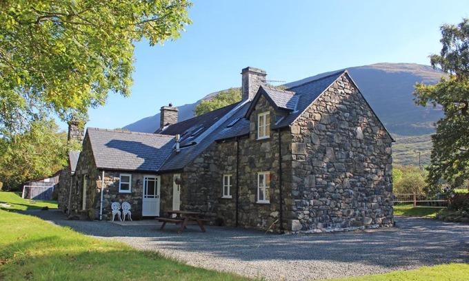 Tywyn House | Family-Friendly Getaway at Granar Gynolwyn Hotel