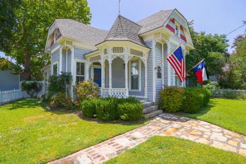 Granbury House | Cozy Granbury Home with Fire Pit, Steps to The Square