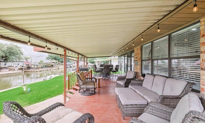 Granbury House | Discover Granbury Serenity: 3BD Retreat with Hot Tub
