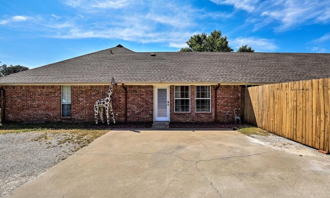 Granbury Apartment | Ideal Granbury Studio: Pet-Friendly Retreat Near Lake