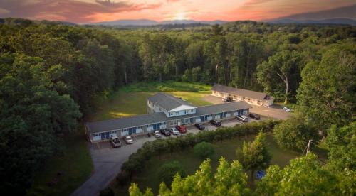 Granby Hotel | Family-Friendly Granby Motel with Hot Tub Amenities