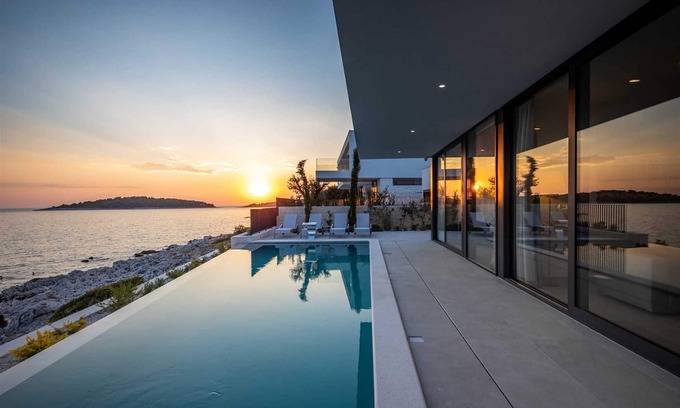 Rogoznica House | Grand 5-Bedroom Villa for 10, with a hydromassage infinity pool