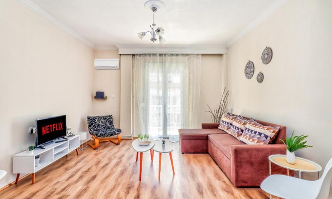 Neapoli-Sykies Apartment | Spacious 3-Bedroom Apartment Near City Center, Rated 9.6