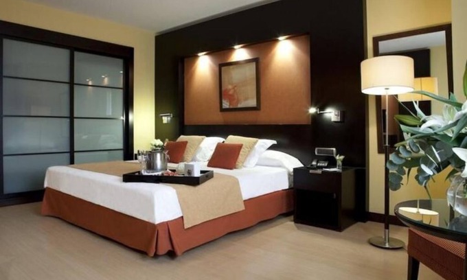 Castello de la Plana Apartment | Bright Grand Apartment: Ideal for a Memorable Stay