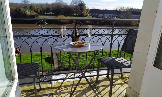 Redon Apartment | Premium Riverfront Apartment with Spa and Ocean Views
