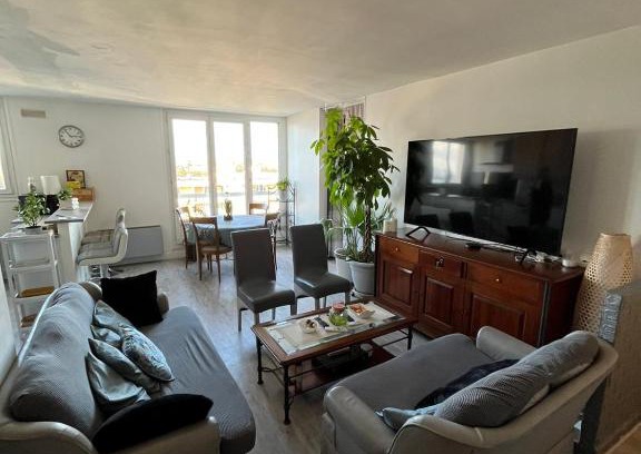 Chilly-Mazarin Apartment | Elegant Apartment Near Paris with 9/10 Guest Rating