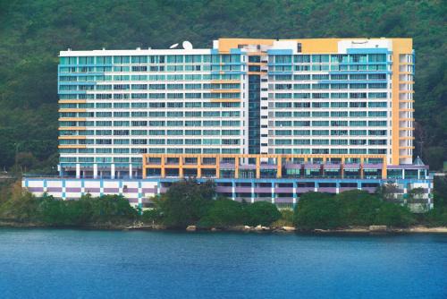 Tsuen Wan Hotel | Experience Grand Bay View Hotel: Oceanfront Getaway Awaits