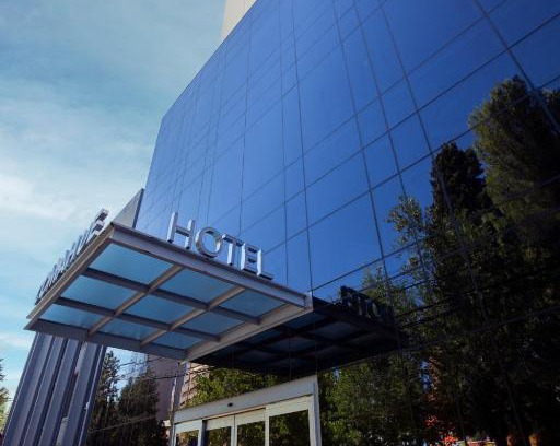 Neuquen Hotel | Discover Hotel Del Comahue: 4-Star Stay with Pool & Dining