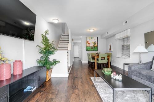 Richmond House | Grand Carytown family home 6BR FREE parking