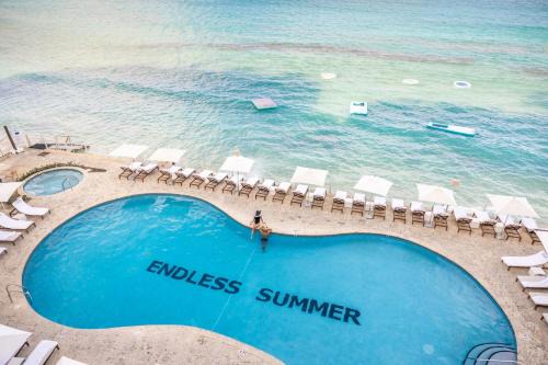 Seven Mile Beach Resort | Relaxing Grand Cayman Marriott Resort with Pool & Spa