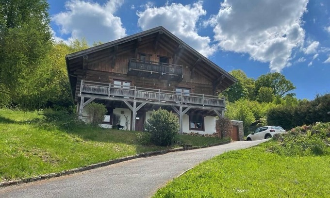 Vasperviller Ski Chalet | Grand Chalet Canadien en Rondin: Perfect for Family Retreats