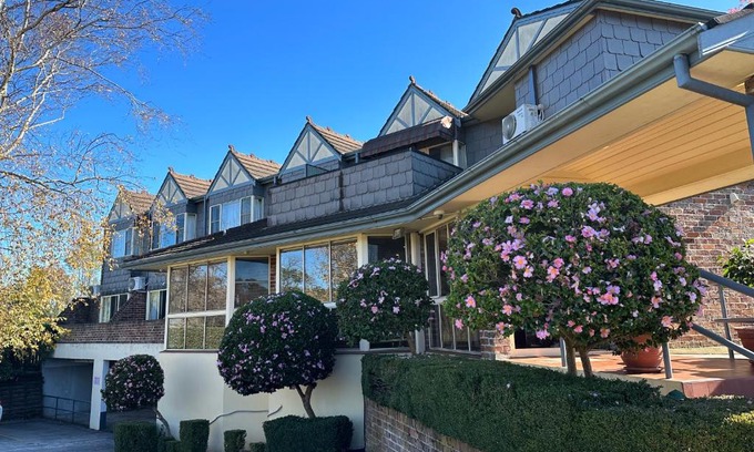 Mittagong Cabin | Grand Country Lodge Motel: Family-Friendly & Wheelchair Accessible
