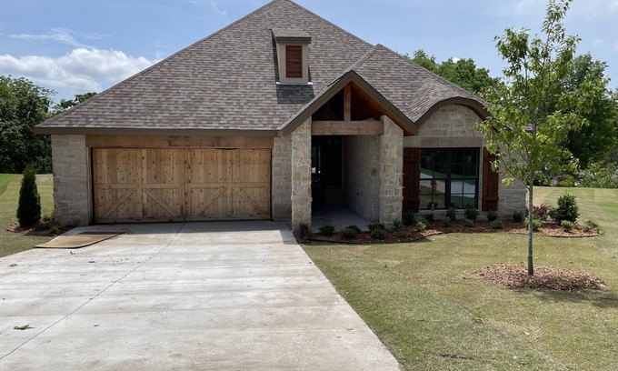 Afton House | Exquisite Grand Duvall 4-Bedroom Retreat on Monkey Island