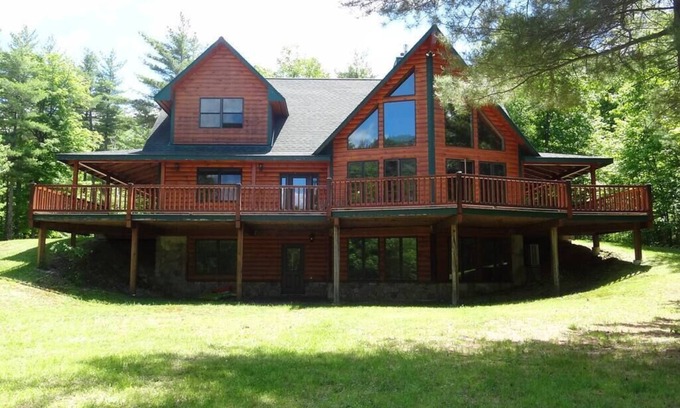 Jay House | Grand Ebs View Lodge: Ultimate Log Luxury with Hot Tub