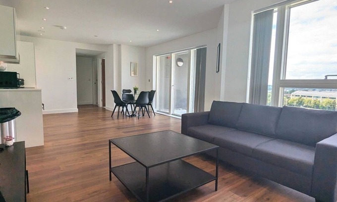 Bracknell Apartment | Grand Exchange Nr Ascot 2 bed with Parking