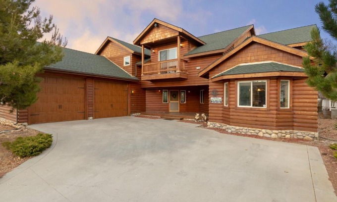 Upper Moonridge House | Experience Grand Forest Lodge - Pet-Friendly Retreat