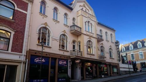 Honefoss Hotel | Discover Grand Hotel Hønefoss: Pet-Friendly Comfort Awaits