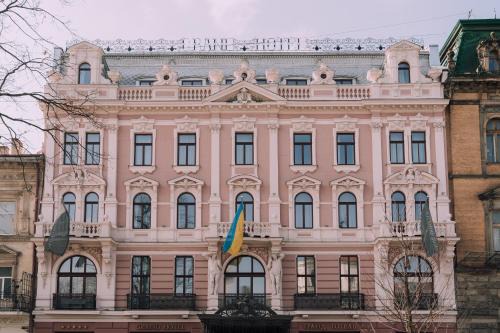 Prospekt Svobody Hotel | Elegant Grand Hotel Lviv Casino & Spa with Ocean View
