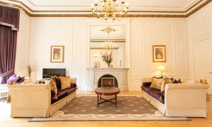 Kelvinbridge Apartment | Elegant Retreat at Grand in the Park with Breakfast Included
