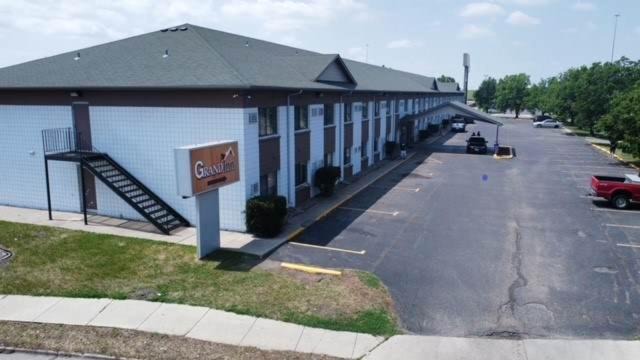 Fargo Hotel | Budget-Friendly Grand Inn Fargo: Pet & Child-Friendly Stay