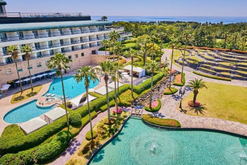 Jungmun Hotel | Indulge at Grand Josun Jeju: Oceanfront Pool & Spa Retreat