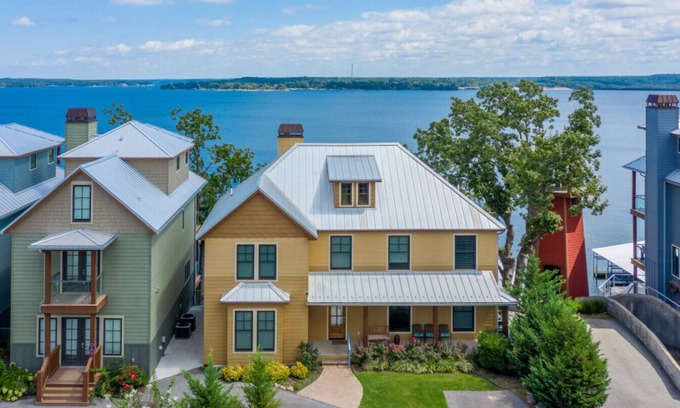 Langley House | Grand Lake Frontage: 5Bed & 5.5 Bath Grand Lake O' the Cherokees up to 20 guests