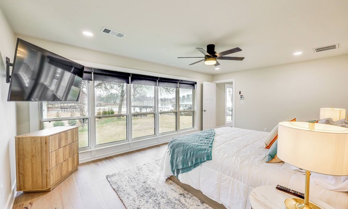 Lake Hamilton Cottage | Premier Lakefront Retreat in Hot Springs with Boat Dock